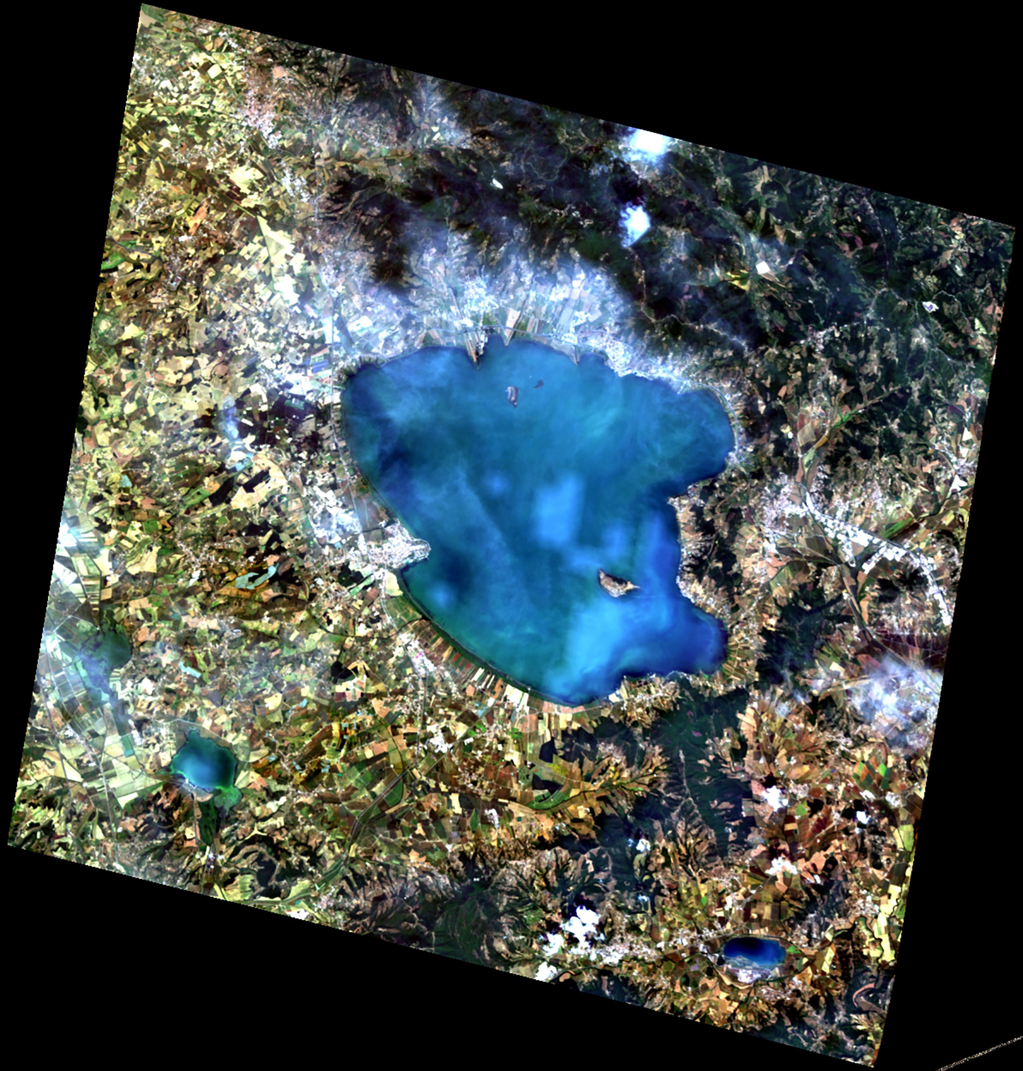 Le lac Trasimeno (Italie) en couleurs naturelles sous l’œil du satellite PRISMA.
