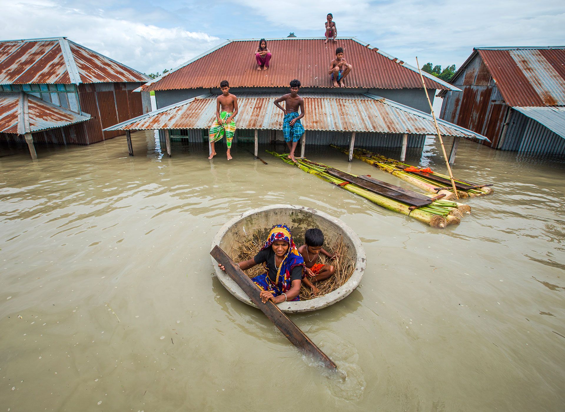 Bangladesh, 16 juillet 2020. Les ondes de tempête provoquées par des cyclones plus fréquents et plus puissants poussent des murs d'eau sur 80 à 100 km le long des rivières du delta.