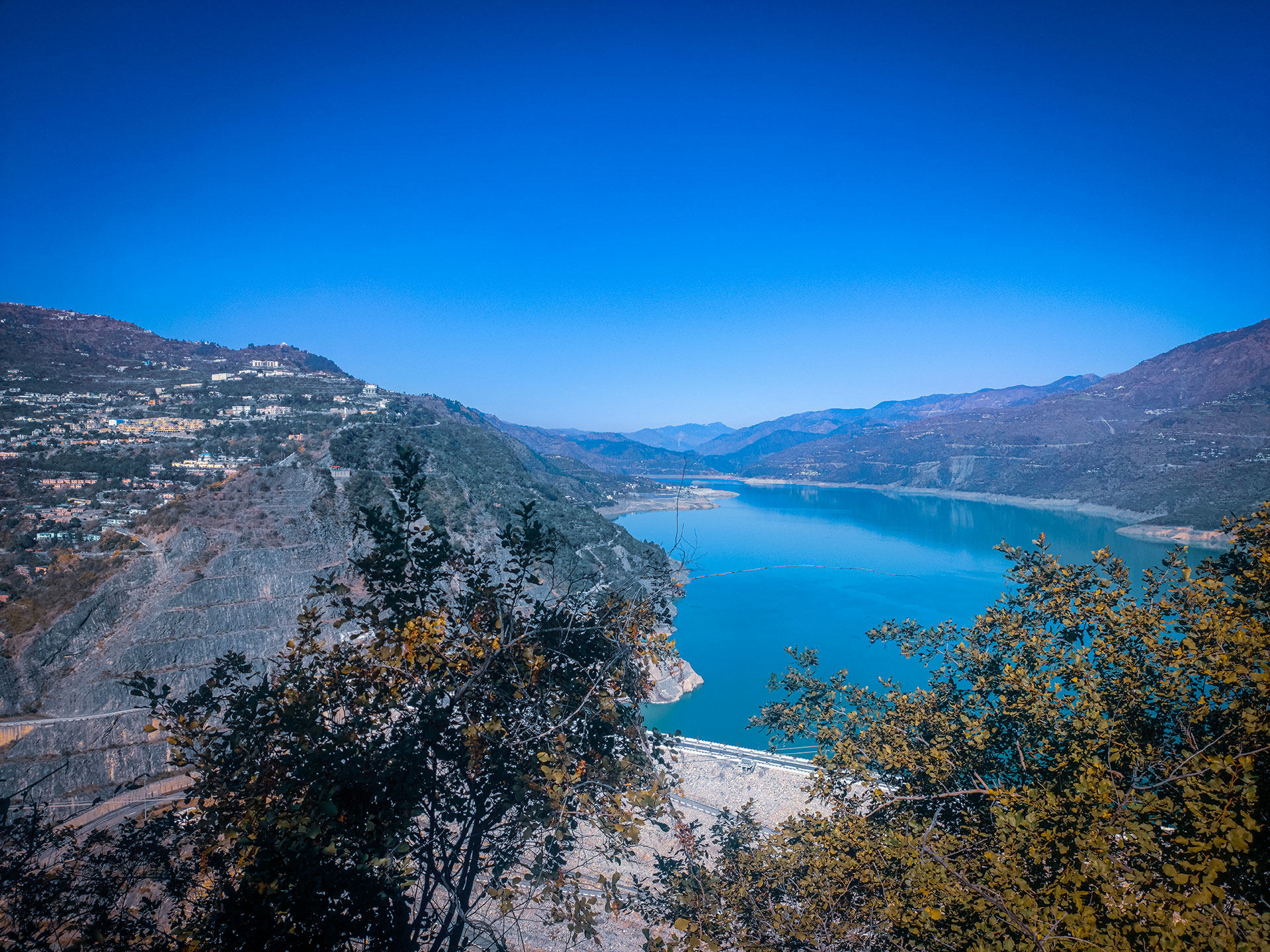 Réservoir du barrage de Tehri, le plus haut barrage de l'Inde et 8ème plus grand barrage du monde. 
