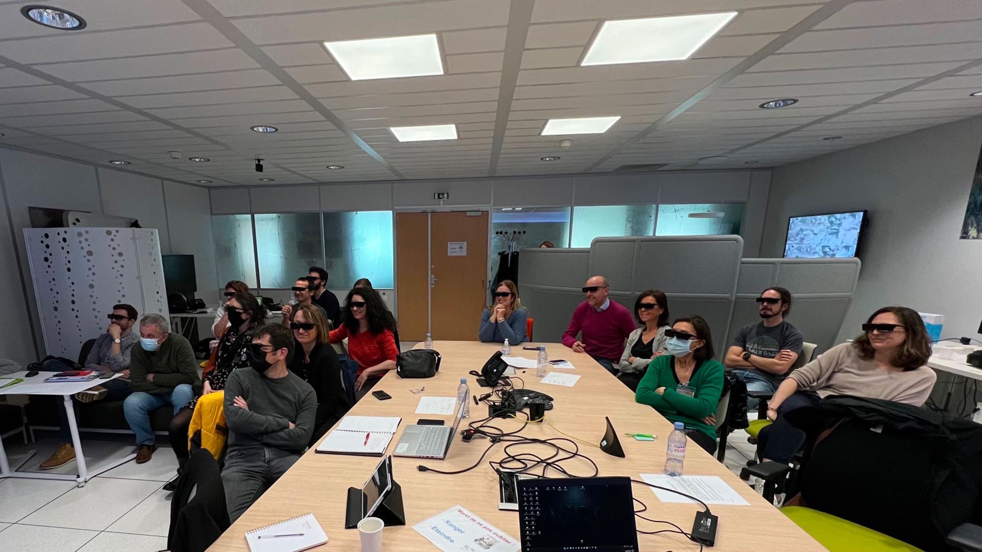 In person at CNES Toulouse, the teachers benefited from a 3D satellite imaging demonstration. Equipped with active glasses, they were able to admire striking Pleiades stereoscopic images of major cities, natural landscapes, the pyramids and even the Moon.