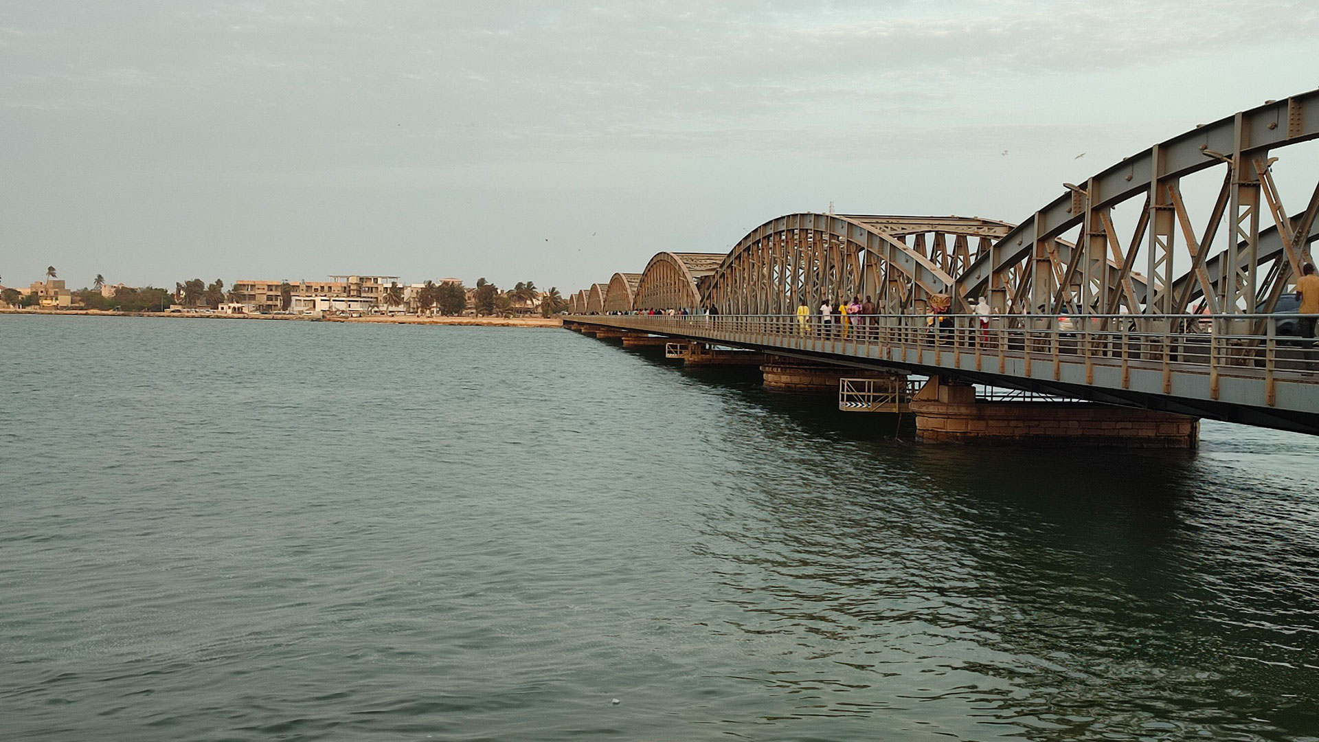 Seul lien entre l’ile de St Louis et le continent, le pont Faidherbe s’avère une infrastructure critique si une inondation le rend impraticable.