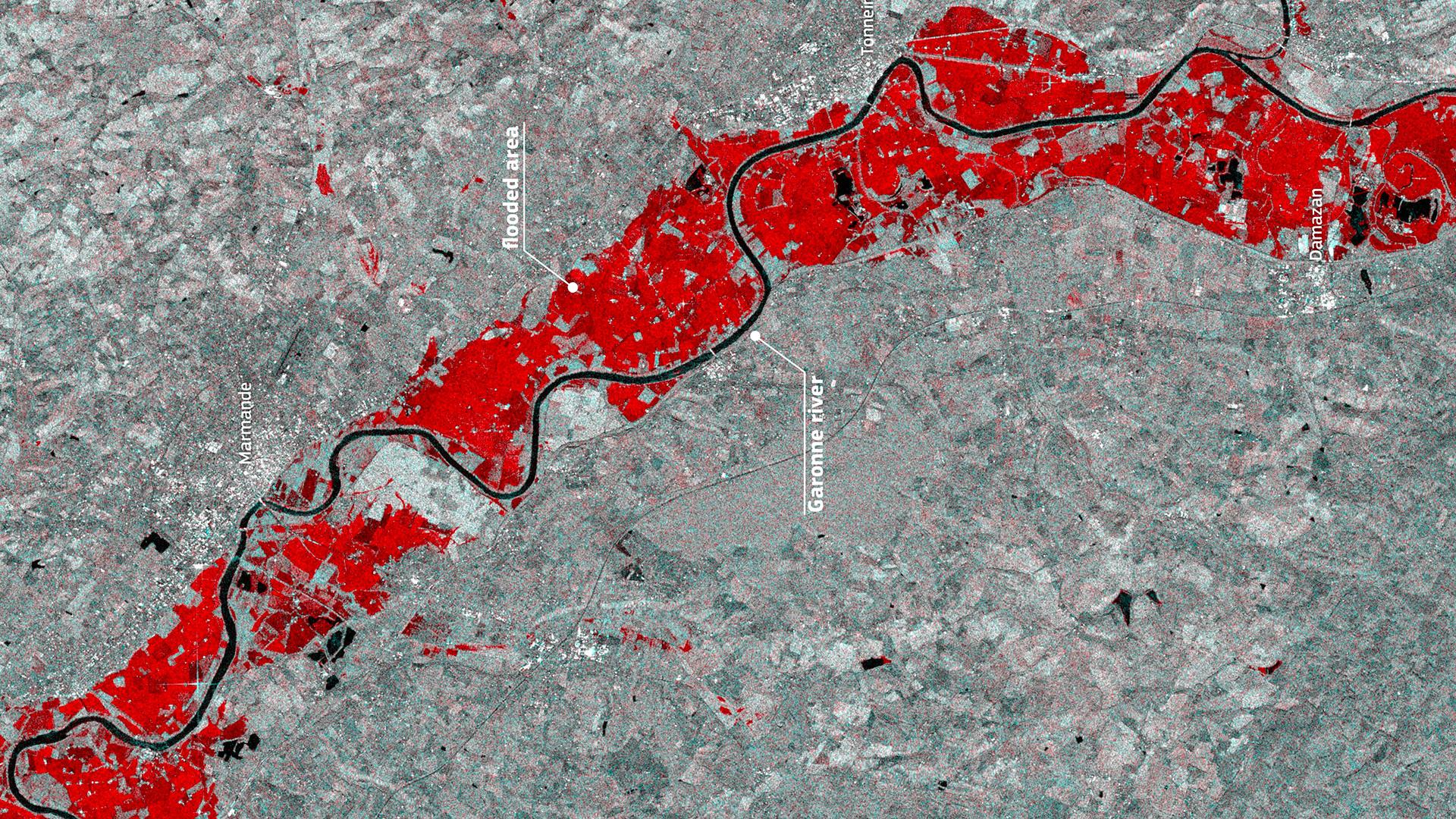 Sentinel-1 image from 13 February 2026, showing the flooded areas on either side of a stretch of the Garonne in red.