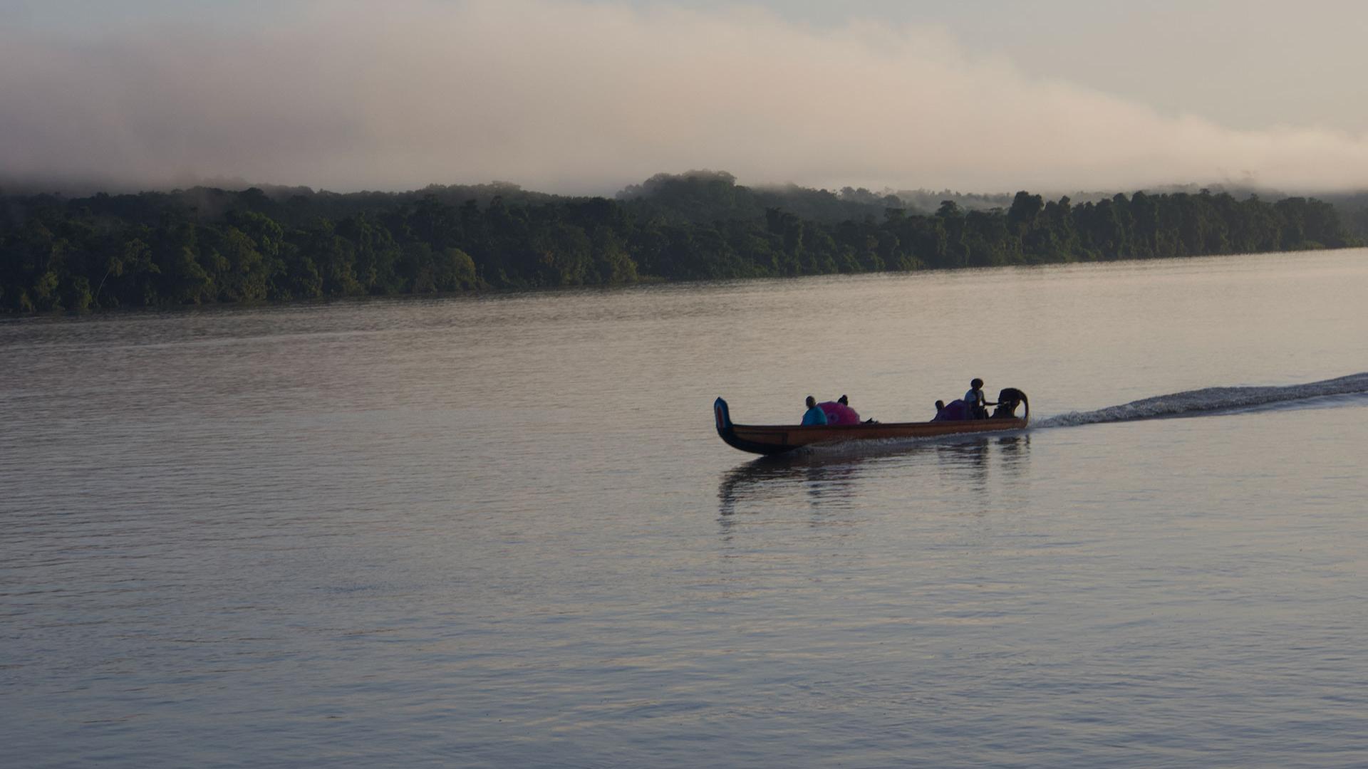To calibrate the models and validate the results, dugout canoes travelled along the rivers of French Guiana (in this case the Maroni) at the slowest possible speed to measure the water line. Flow measurements using acoustic Doppler velocity profilers were also taken in many sections.