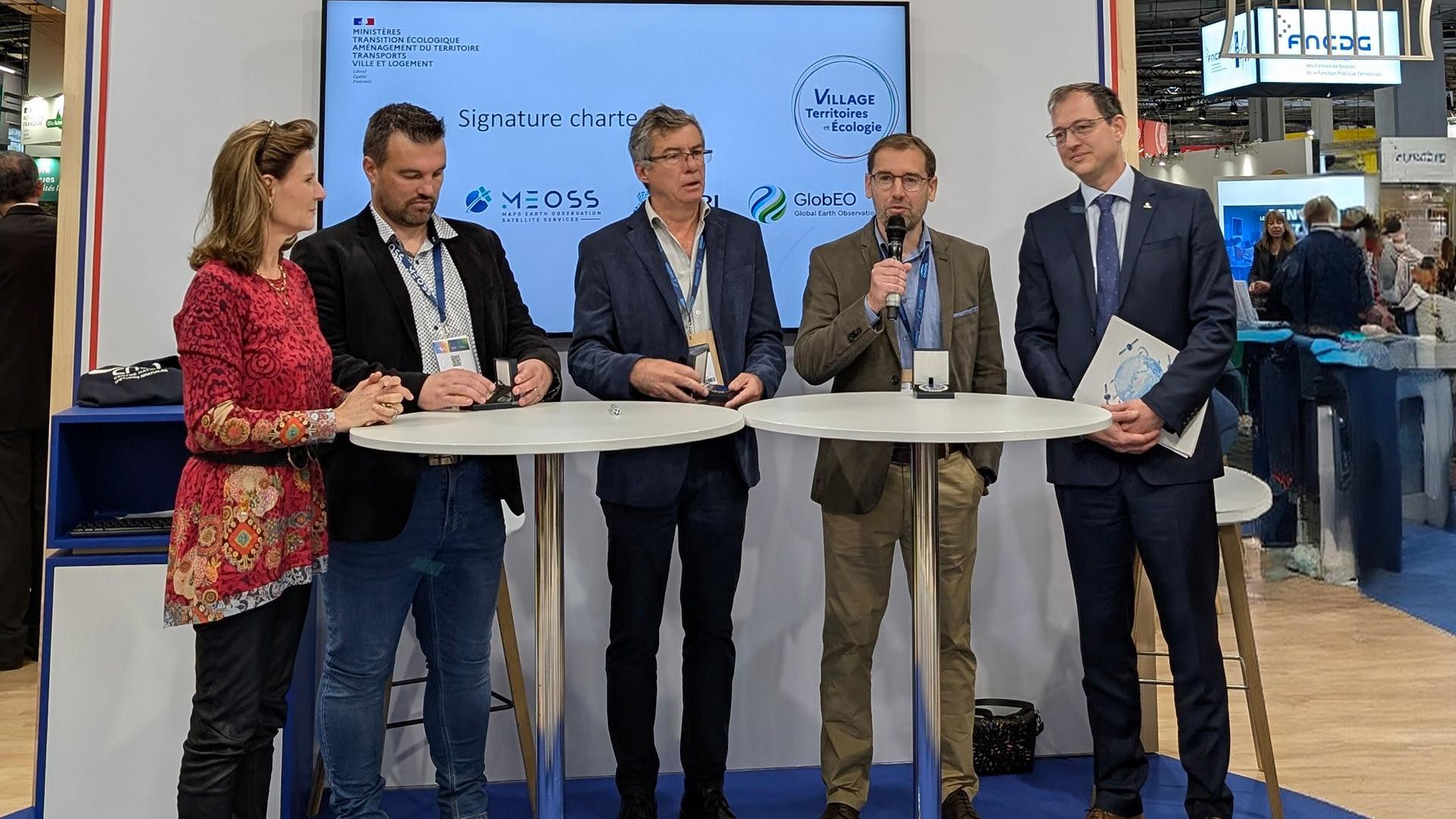 Thomas Ferrero (MEOSS), Antoine Mangin (ACRI-ST) and Stéphane Mermoz (GlobEO), flanked by the heads of SCO France at CNES, Laurence Monnoyer-Smith on the left and Frédéric Bretar on the right. 