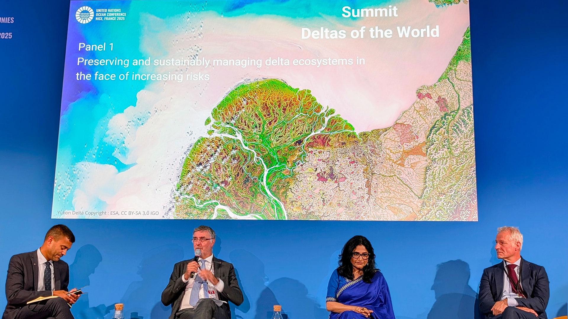 1st Deltas Summit round table with, from left to right: Efraim Gomez, Global Director of Policy Impact, WWF International - JM Astorg, Director of Strategy, CNES - Ms Runa Khan, Founder, Friendship NGO and Mr Jaap Slootmaker, Vice-Minister of Infrastructures and Water management of Netherlands.