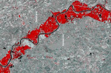 Acquisition Sentinel-1 du 13 février 2026, avec en rouge les zones inondées de part et d’autre d’une portion de la Garonne.