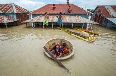 Bangladesh, 16 juillet 2020. Les ondes de tempête provoquées par des cyclones plus fréquents et plus puissants poussent des murs d'eau sur 80 à 100 km le long des rivières du delta.