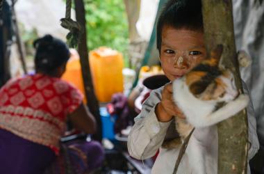 La leptospirose évolue selon l’environnement, avec d’importants risques pour la population, comme ici au Myanmar. Ce cliché d’un jeune garçon aux yeux rieurs provient d’un reportage en juillet 2019 sur le projet ECOMORE II, dont les données ont participé au projet ClimHealth.