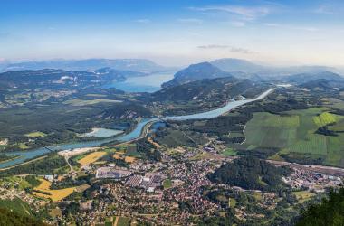 Chaque territoire est unique. Ici le village de Culoz sur les rives du Rhône. © Getty Images