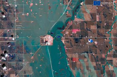 The town of Morris in Manitoba, Canada – which has been experiencing heavy flooding since April 2022 – has been cut off by the flood waters, as shown in this Sentinel-2 satellite image acquired on May 5, 2022.