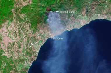 Les satellites peuvent aussi accompagner la lutte contre les feux. À l’instar de ce feu de forêt en Espagne, capturé par Sentinel-2 le 10 septembre 2021. Un traitement sur les ondes courtes et l'infrarouge met en évidence le front de feu. 