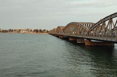 Seul lien entre l’ile de St Louis et le continent, le pont Faidherbe s’avère une infrastructure critique si une inondation le rend impraticable.