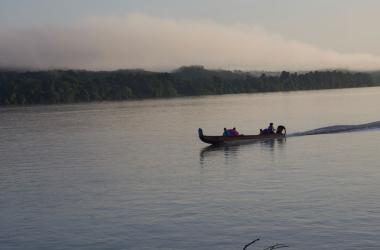 Pour calibrer les modèles et valider les résultats, des pirogues ont parcouru les fleuves et rivières de Guyane (ici le Maroni) à la vitesse la plus lente possible pour mesurer la ligne d’eau. Des mesures de débits par profileurs acoustiques de vitesse à effet Doppler ont également été faites en de nombreuses sections.