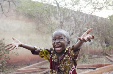 Jeune Malien sous la pluie © Getty Images