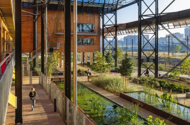 À Paris, la Halle Pajol, bâtiment à énergie positive, produit son électricité grâce à 3500 m2 de panneaux photovoltaïques. 