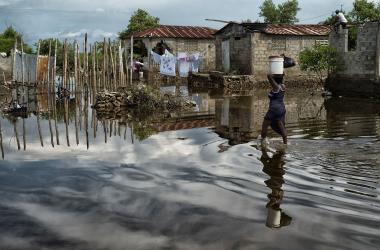 D’après une étude (2020) de la Banque Mondiale, 1,47 milliard de personnes sur Terre sont exposées à un risque d’inondation. Certains territoires particulièrement vulnérables aux évènements hydrométéorologiques, comme ici Haïti (novembre 2014) et les grands deltas, sont des sites pilotes pour développer des SCOlutions.